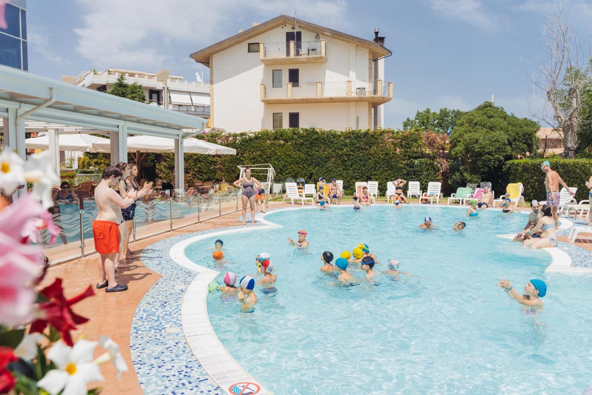 Hermitage Hotel Silvi Marina Buitenkant foto